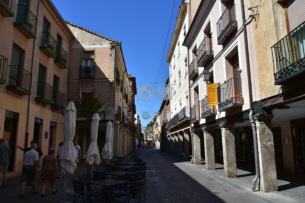 La calle Mayor d'Alcalá de Henares et ses arcades