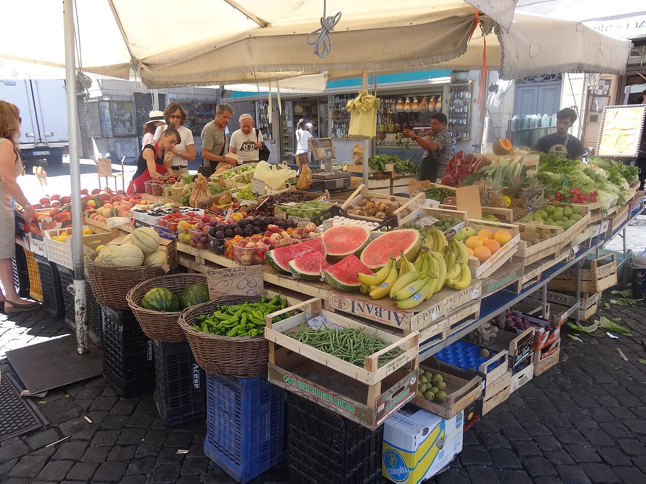 Campo de' Fiori : le marché, la place et le palais Farnèse