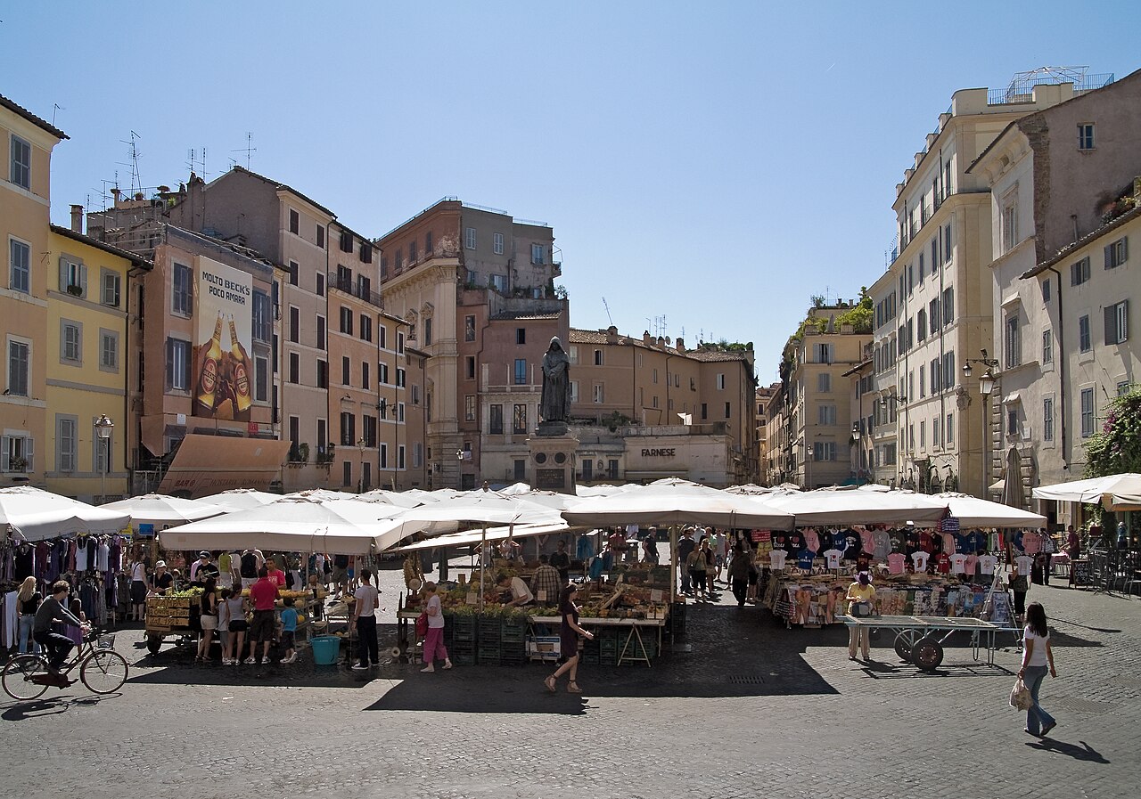 Campo de' Fiori : le marché, la place et le palais Farnèse