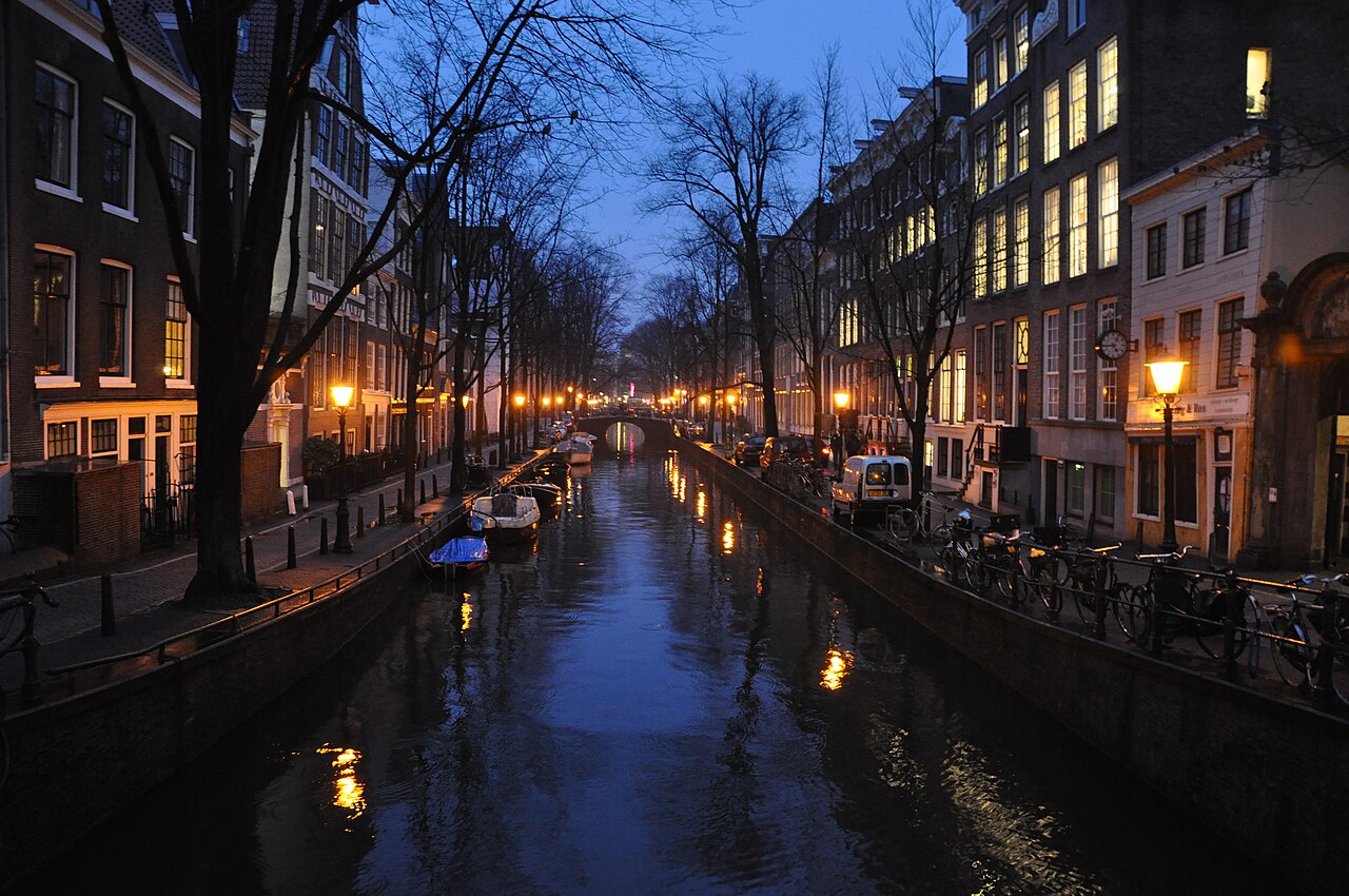 Un canal du centre d'Amsterdam à l'heure bleue