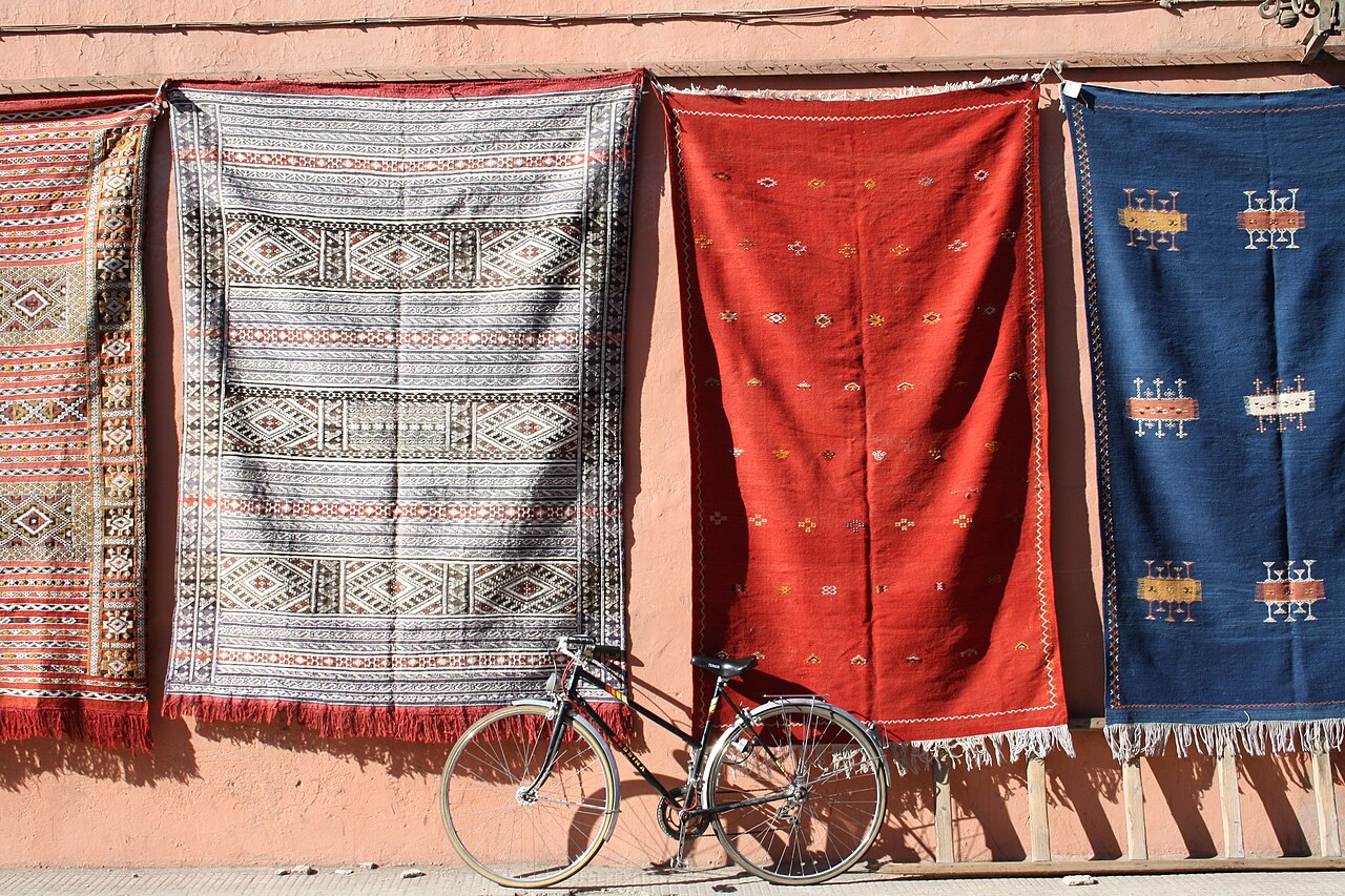 Tapis berbères suspendus devant une boutique de Marrakech