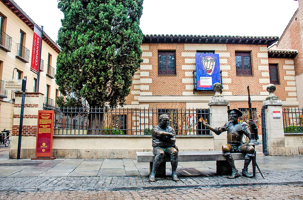 La maison natale de Cervantes et les statues de Don Quichotte et Sancho Panza