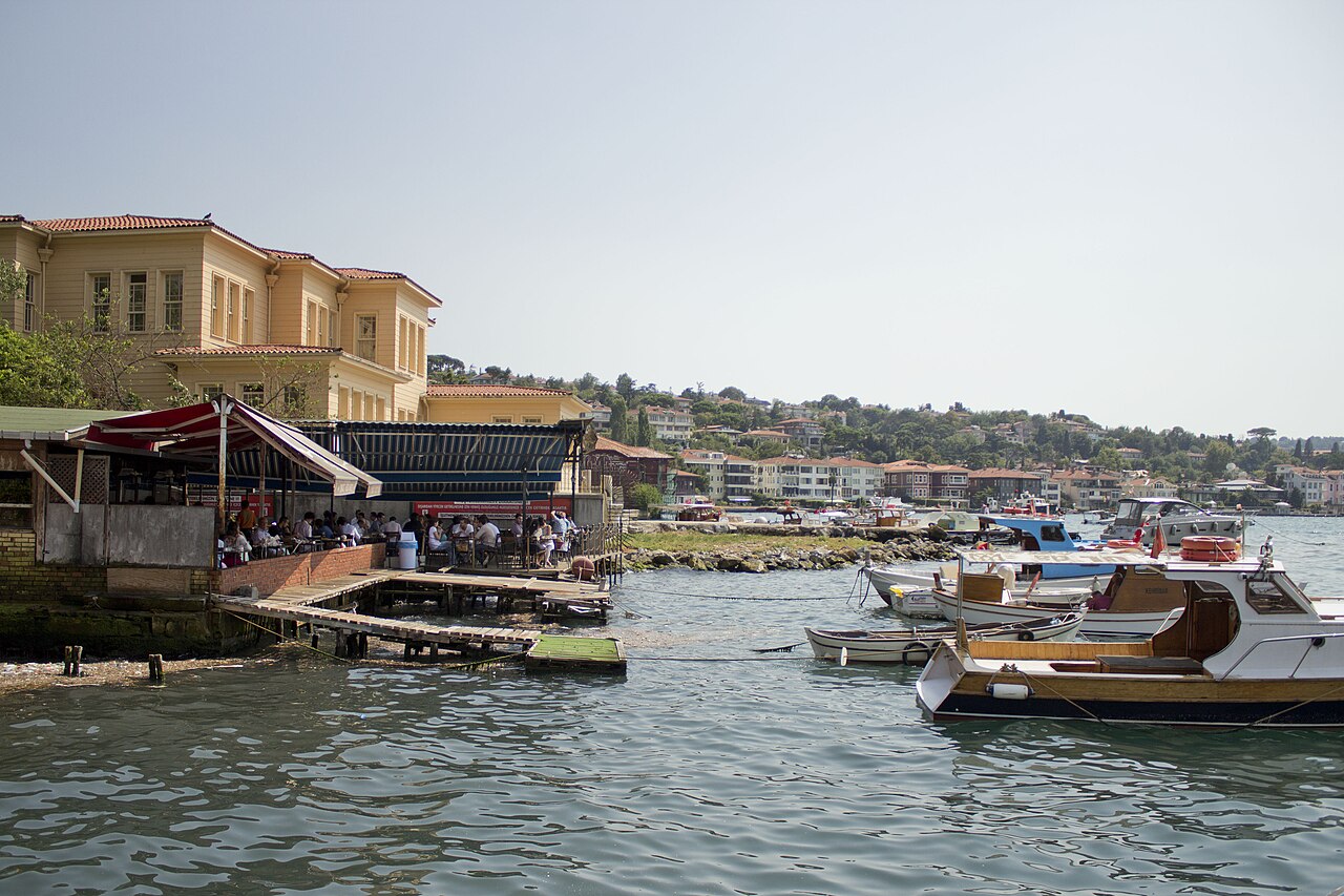 The Çengelköy waterfront and its terraces