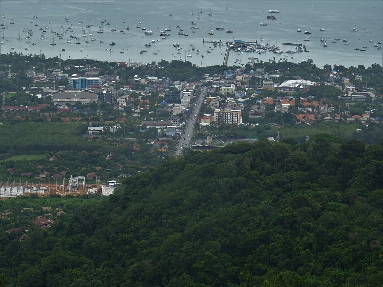 La baie et la jetée de Chalong