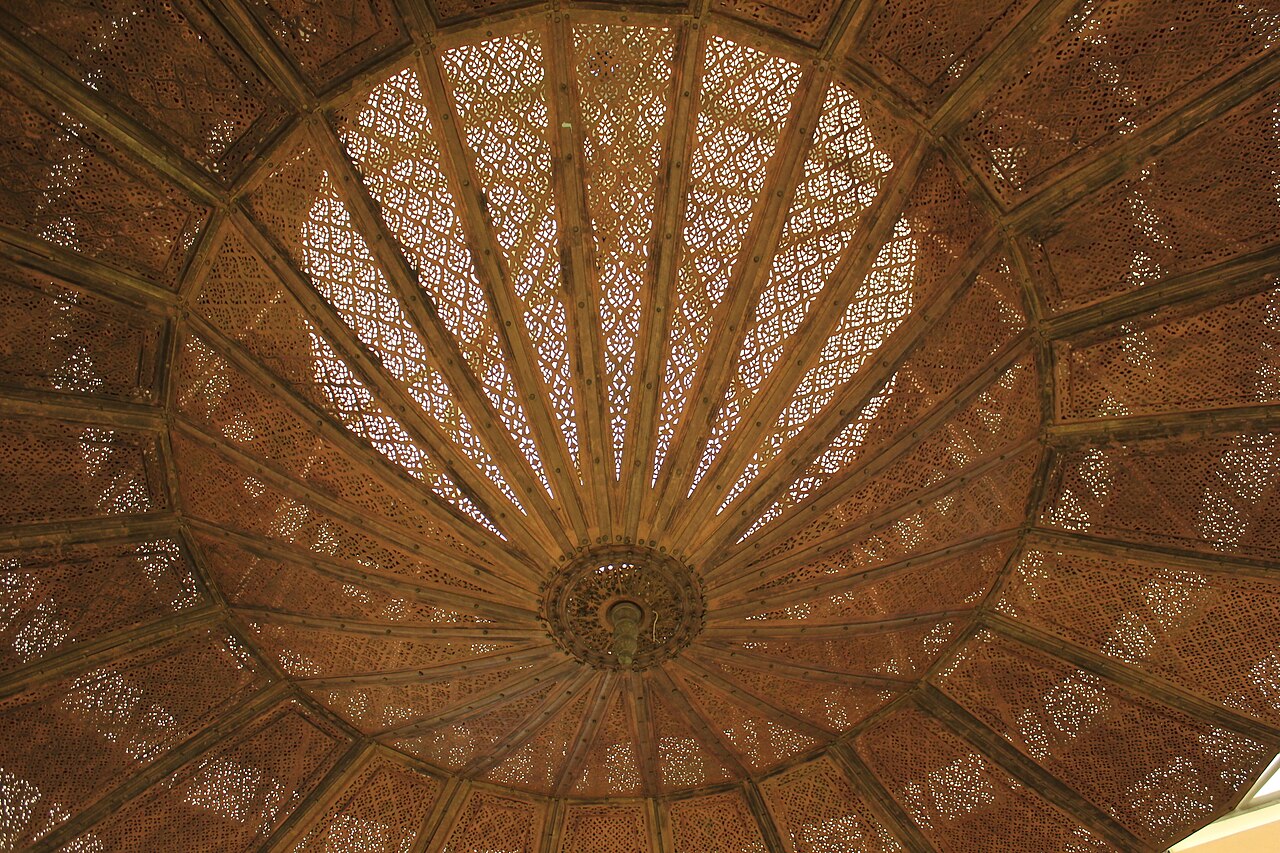 Lustre monumental du patio couvert du musée de Marrakech
