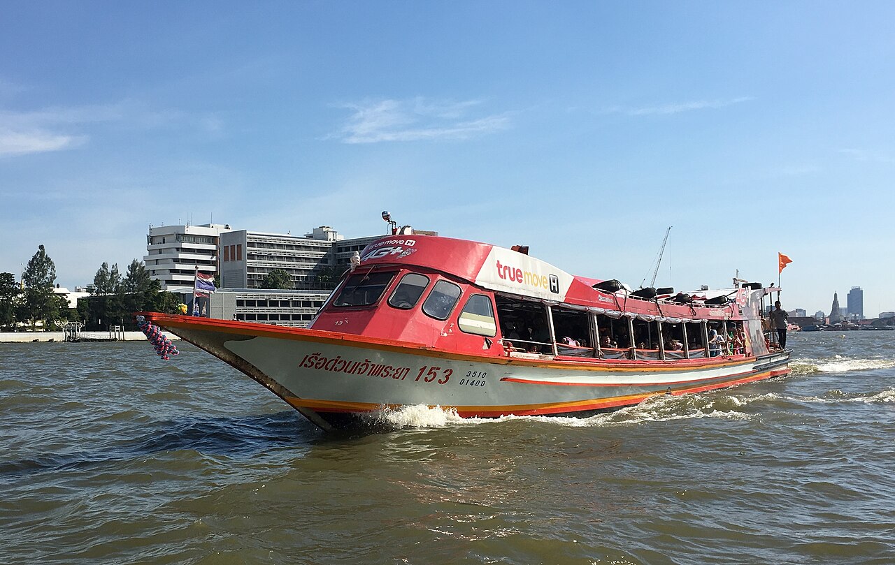 Bateau Chao Phraya Express à pavillon orange sur le fleuve
