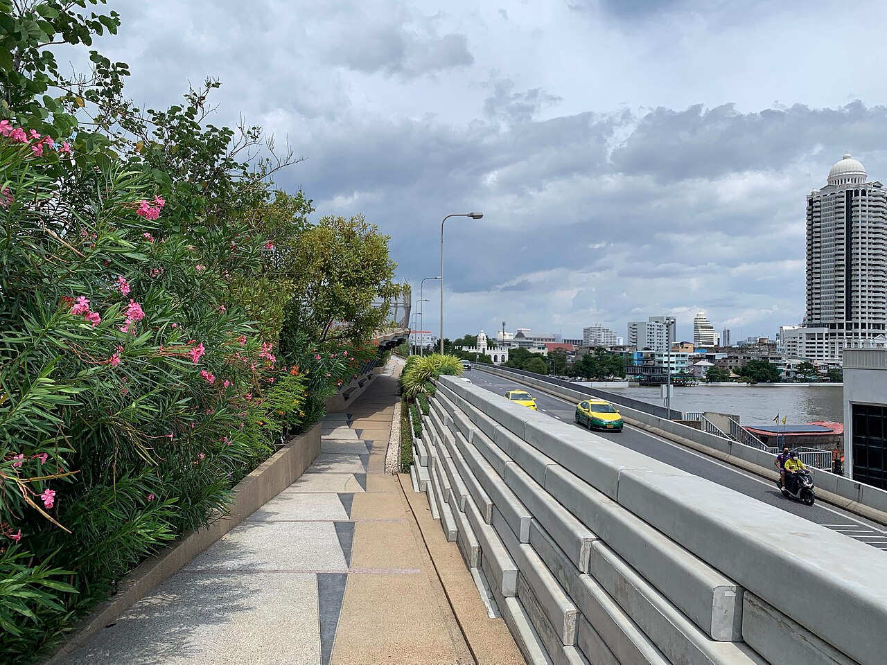 Chao Phraya Sky Park: the hanging garden above the river, access and opening hours
