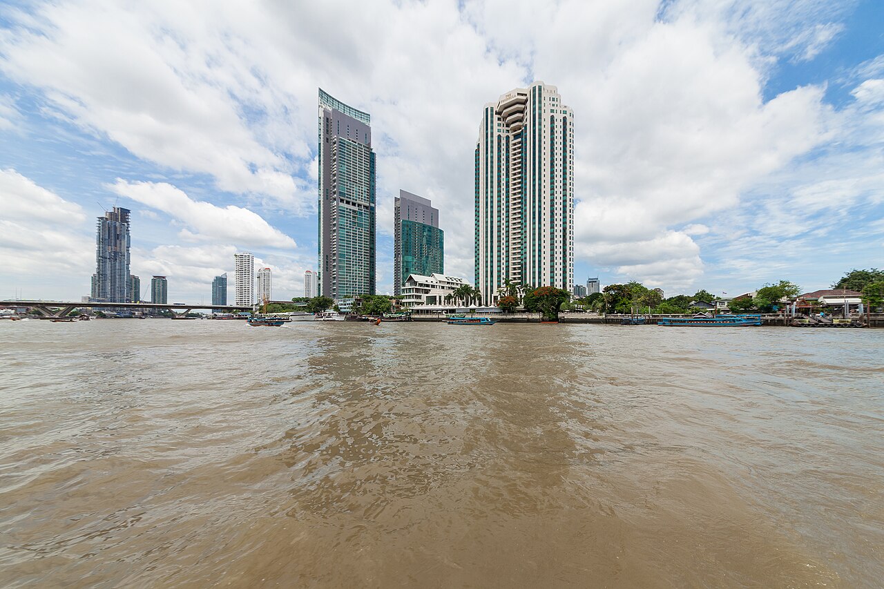 Tours et hôtels sur la rive de Khlong San, au bord du Chao Phraya