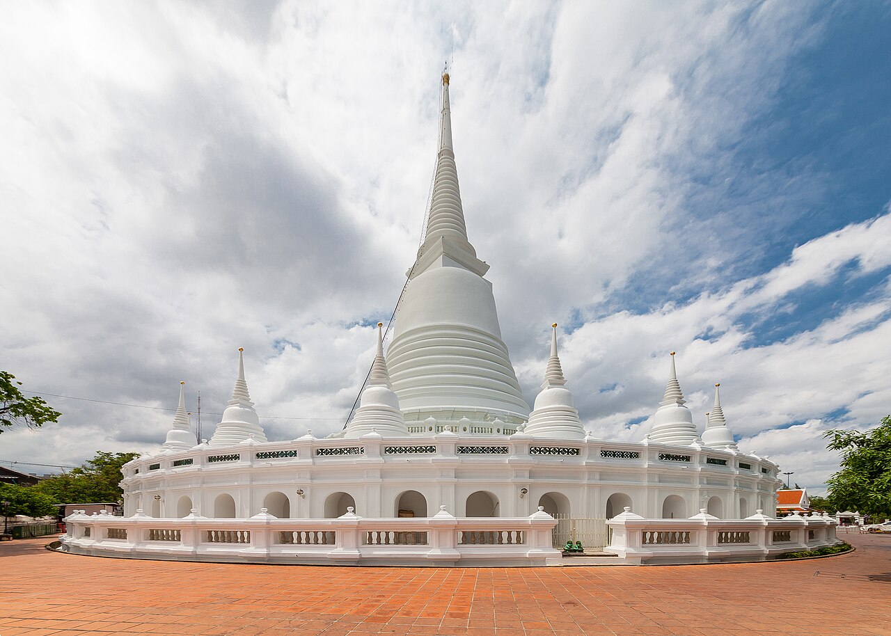 Wat Prayoon : le chedi blanc et la colline aux tortues