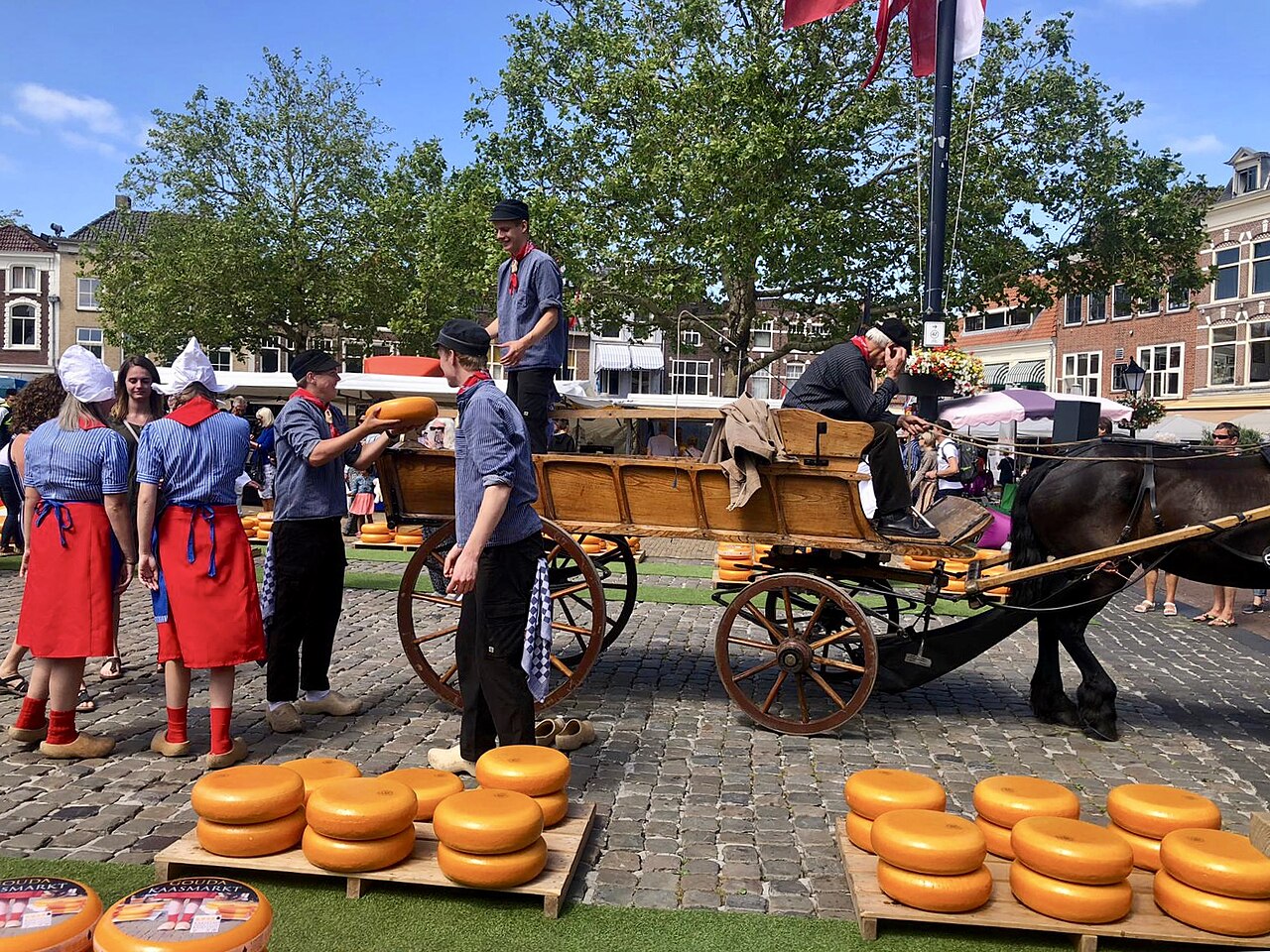 Charrette de fromages et figurants en costume au marché de Gouda