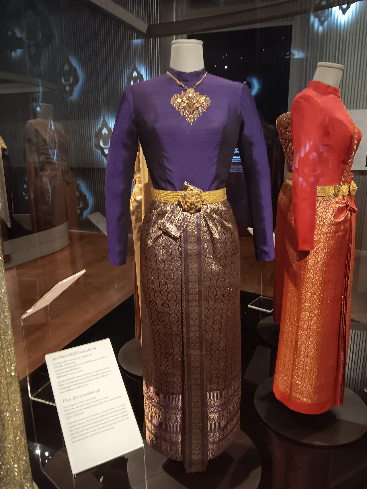 Musée des Textiles de la Reine Sirikit : la soie royale au Grand Palais