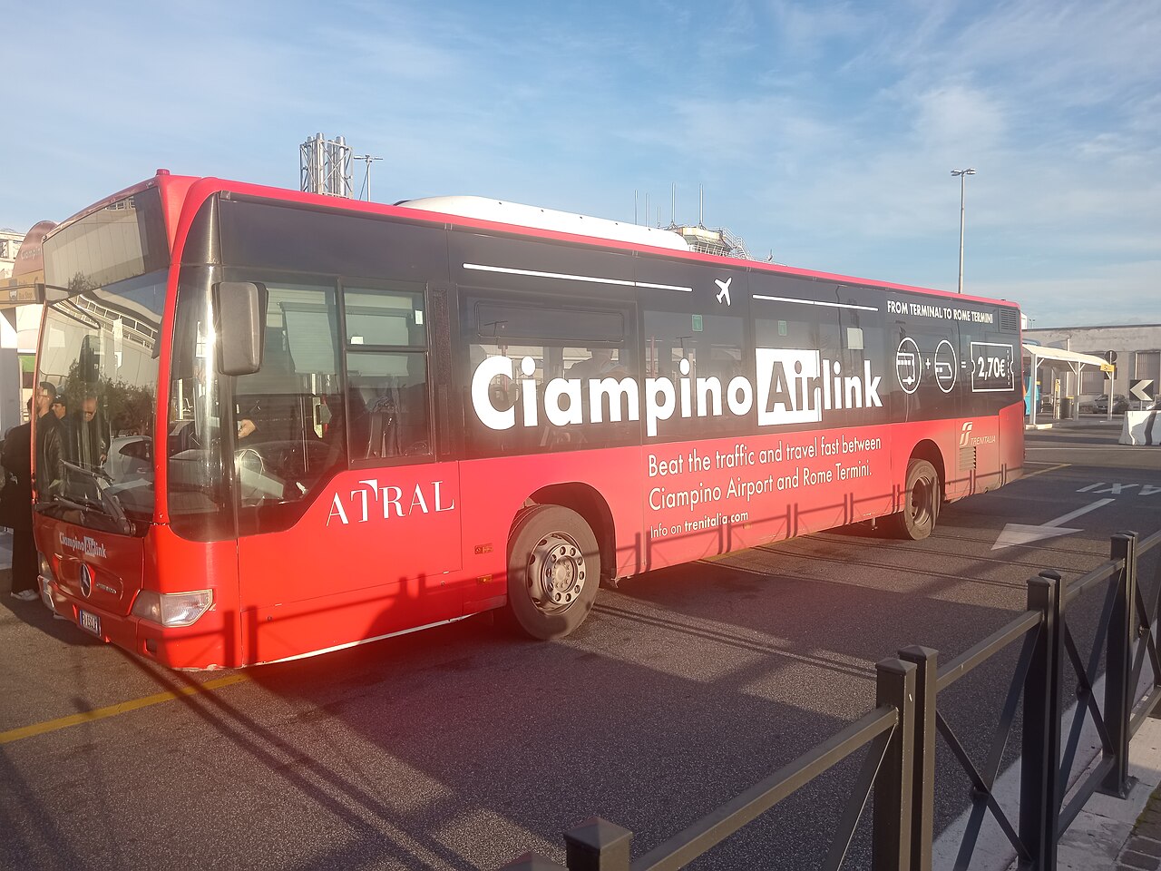 Bus Ciampino Airlink devant l'aéroport de Ciampino