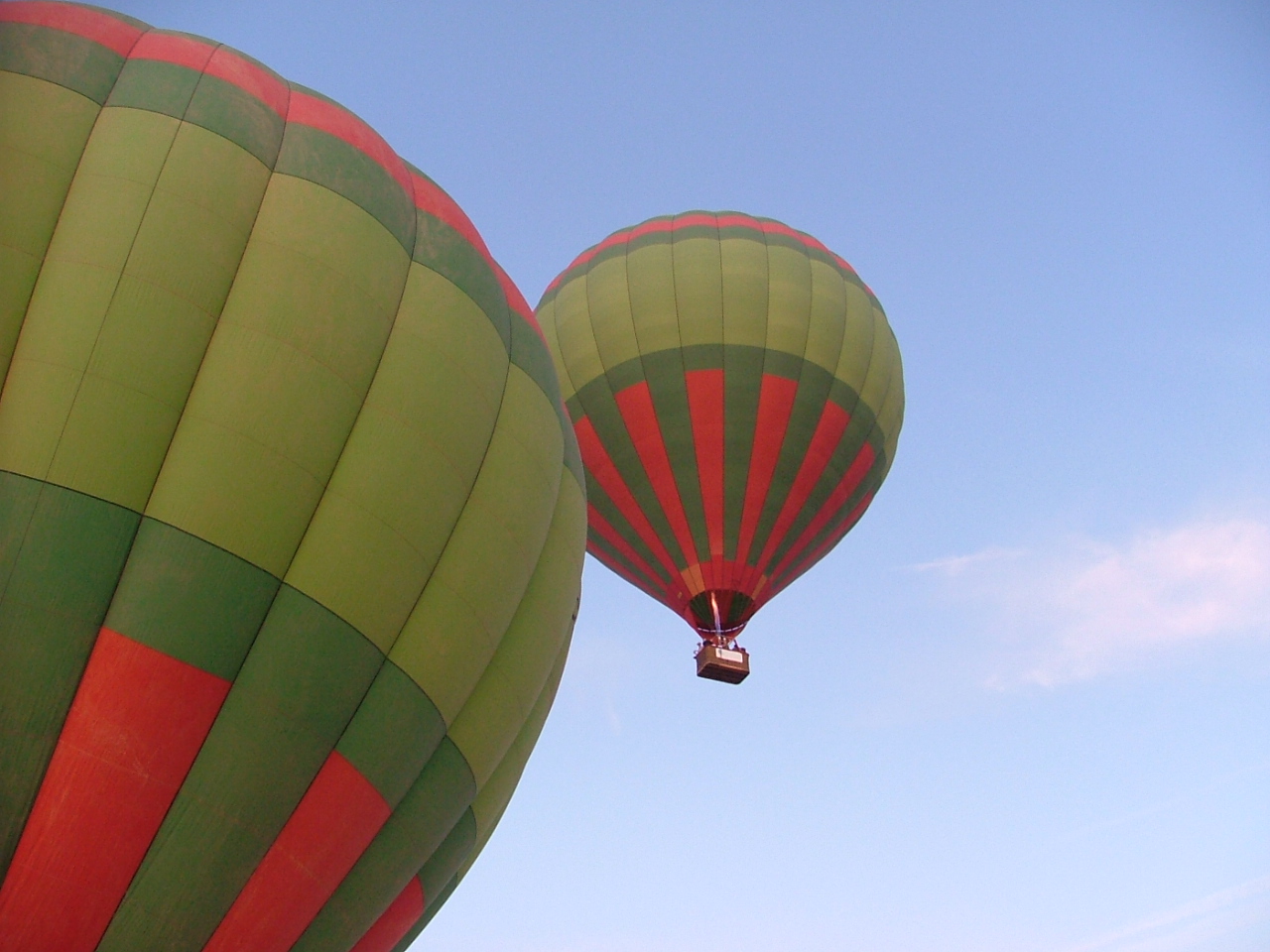 Deux montgolfières en vol au-dessus de la campagne de Marrakech