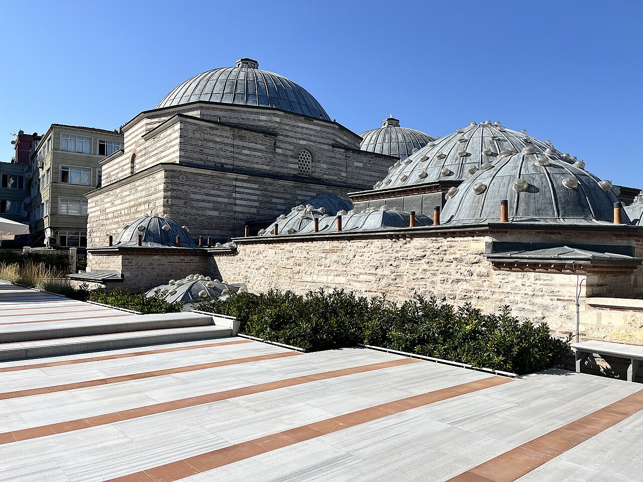 Les coupoles restaurées du Zeyrek Çinili Hamam