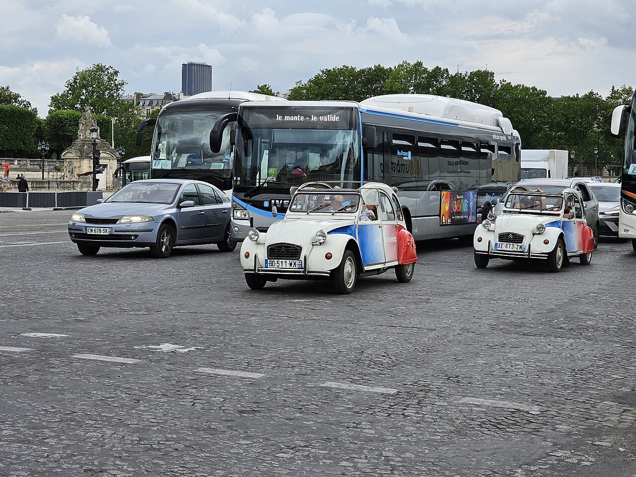 Zwei 2CV für Stadtrundfahrten auf der Place de la Concorde