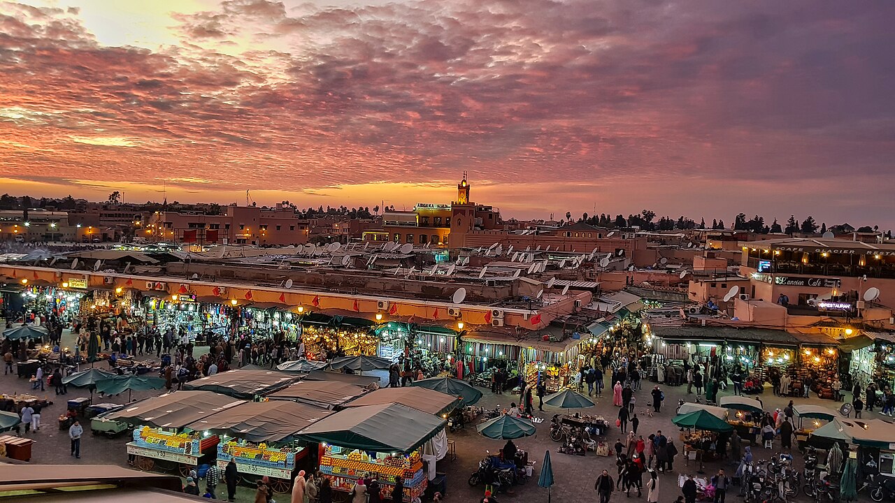 Les stands de la place Jemaa el-Fna au coucher du soleil