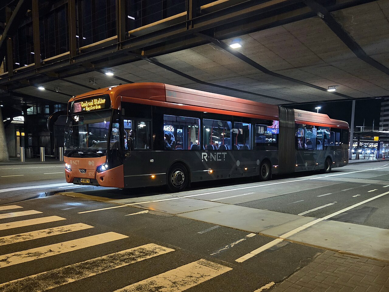 Bus R-net de la ligne N97 à l'arrêt de Schiphol