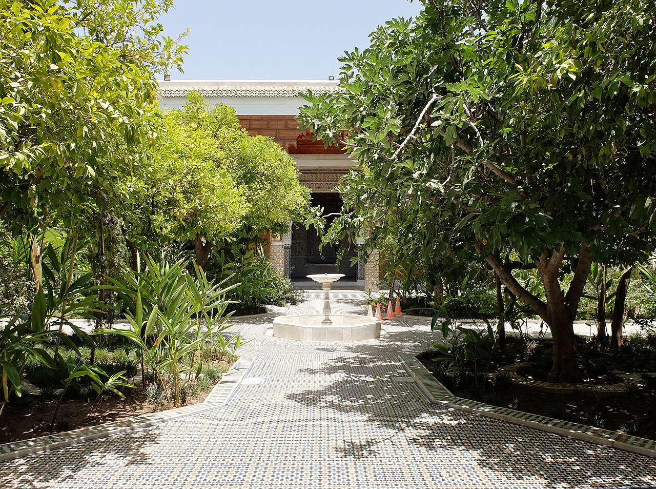 Patio planté et fontaine du palais Dar el-Bacha