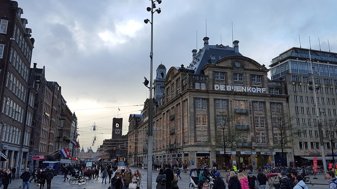 Le grand magasin De Bijenkorf sur la place du Dam