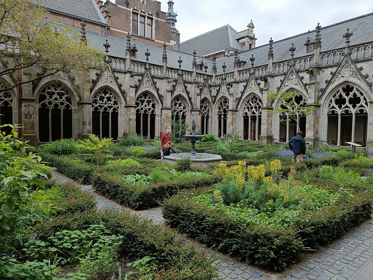 El jardín del Pandhof rodeado por el claustro gótico de la Domkerk