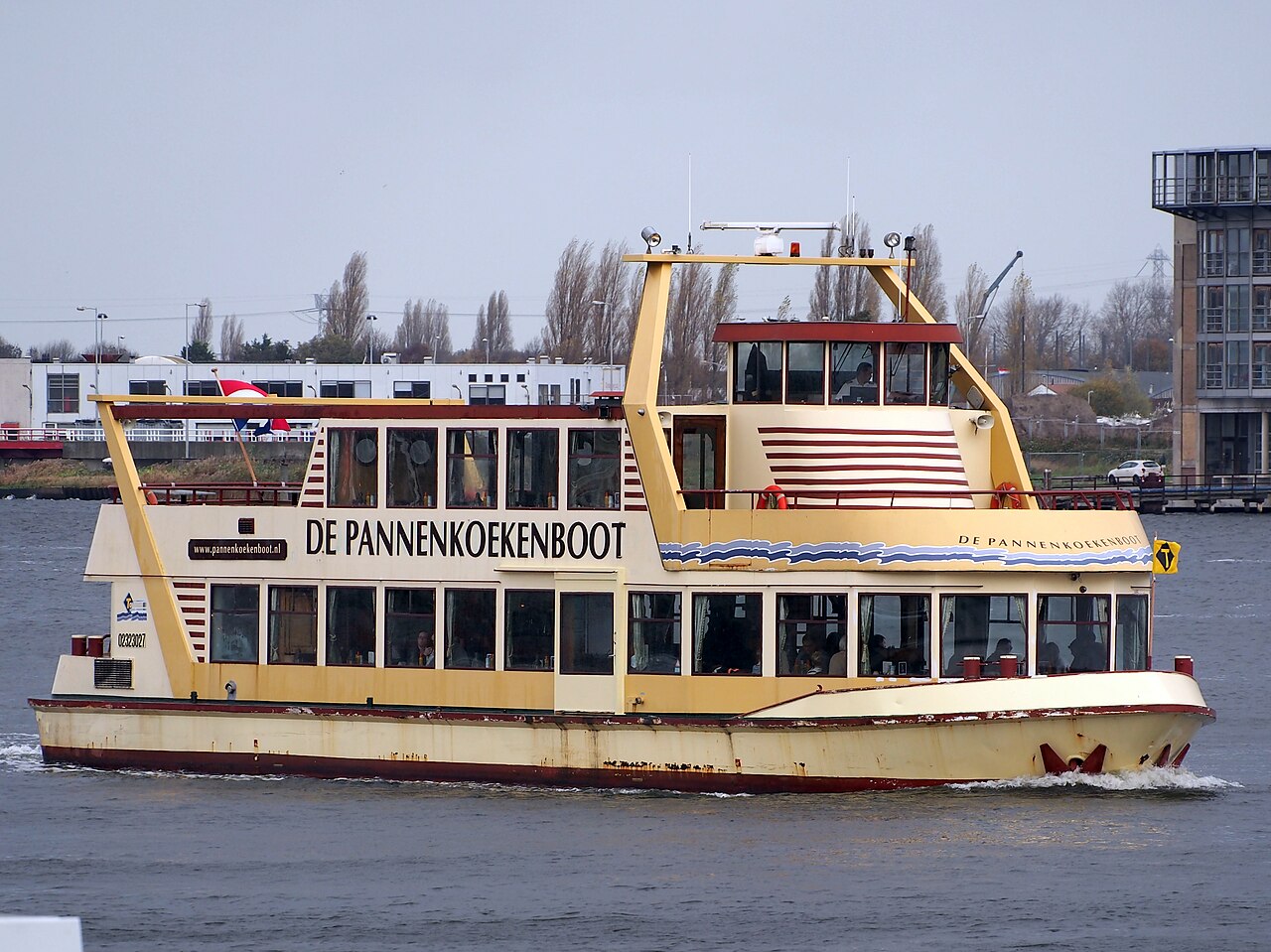 The Pannenkoekenboot sailing on the IJ