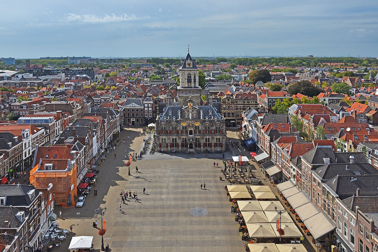 Vista de la Markt y el ayuntamiento de Delft desde la torre de la Nieuwe Kerk