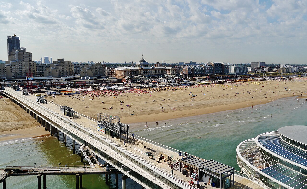 El muelle de Scheveningen, la playa y el Kurhaus vistos desde el mar