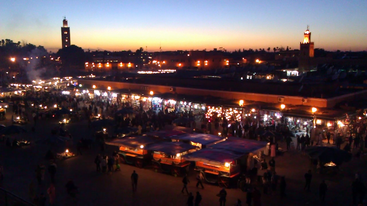 Stands de grillades sur la place Jemaa el-Fna à la tombée de la nuit
