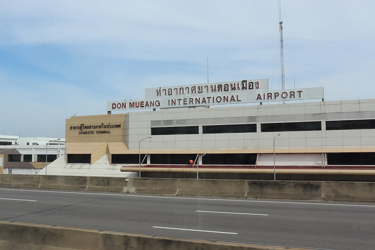 Façade du terminal 2 de l'aéroport de Don Mueang