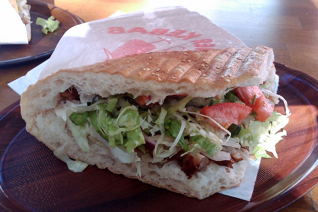 Döner kebab servi dans un pain turc à Berlin