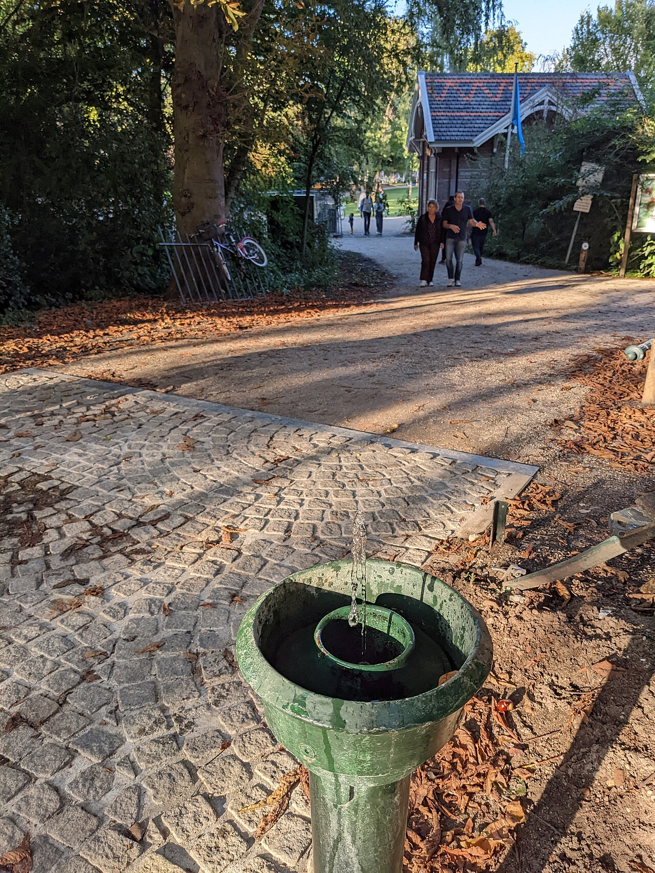 Una fuente pública de agua potable en un parque de Ámsterdam