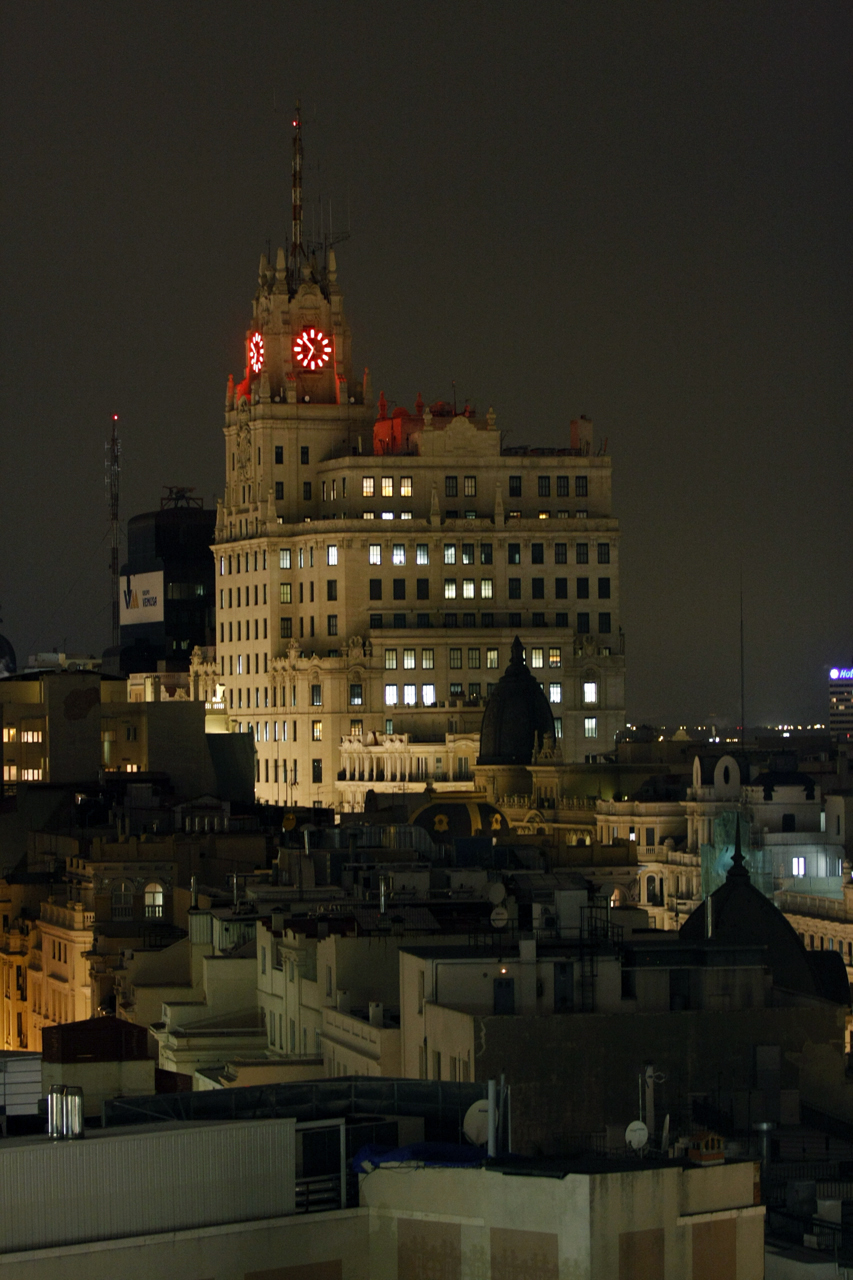 L'édifice Telefónica éclairé, vu de nuit depuis la terrasse du Círculo de Bellas Artes