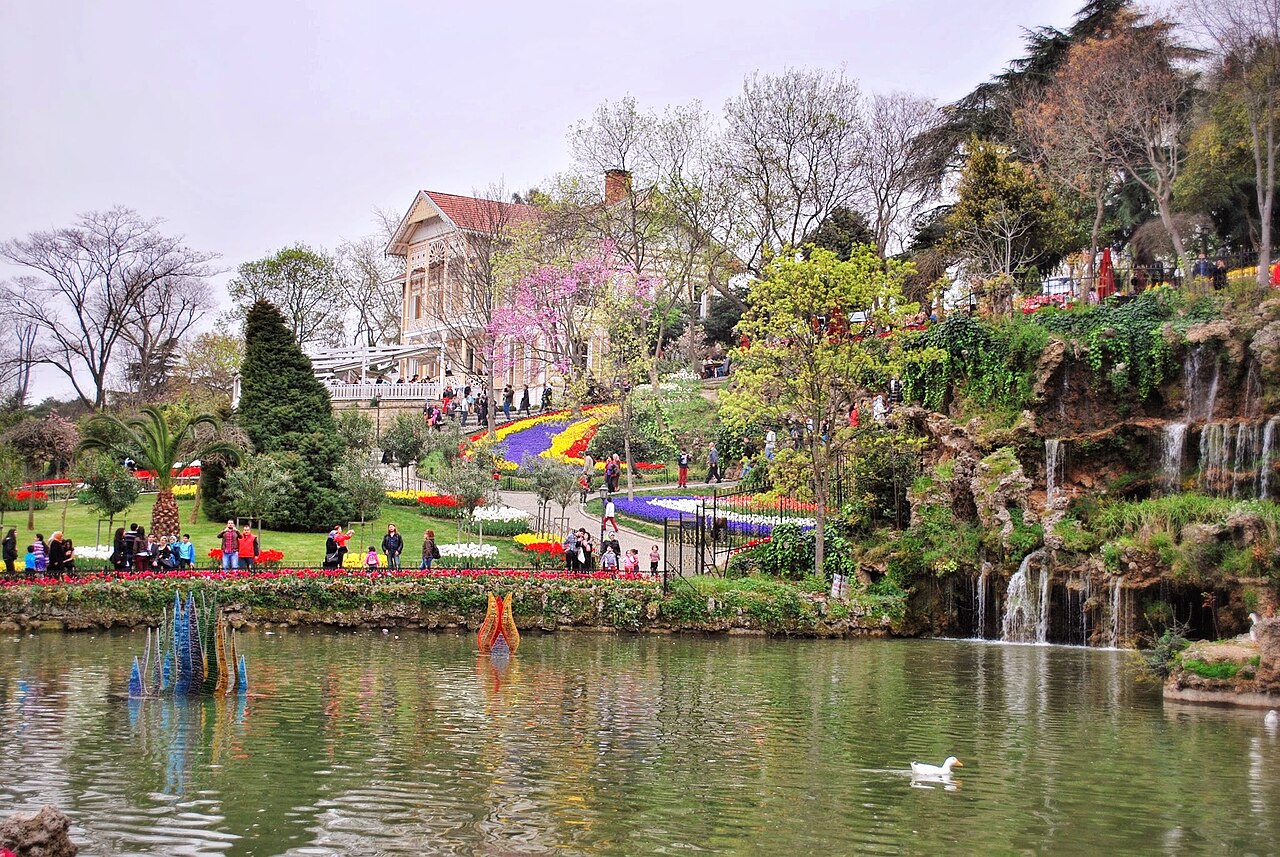 Parc d'Emirgan : tulipes, pavillons et vue sur le Bosphore