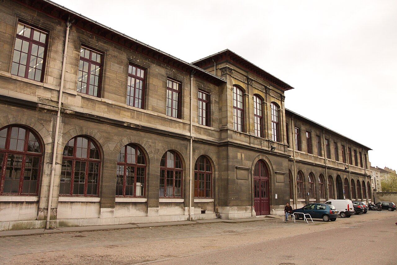 Un bâtiment historique de l'école