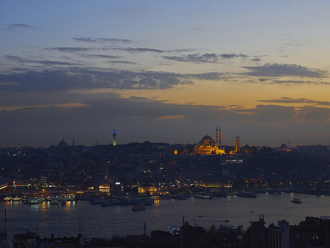 Corne d'Or et mosquée Süleymaniye illuminée au crépuscule