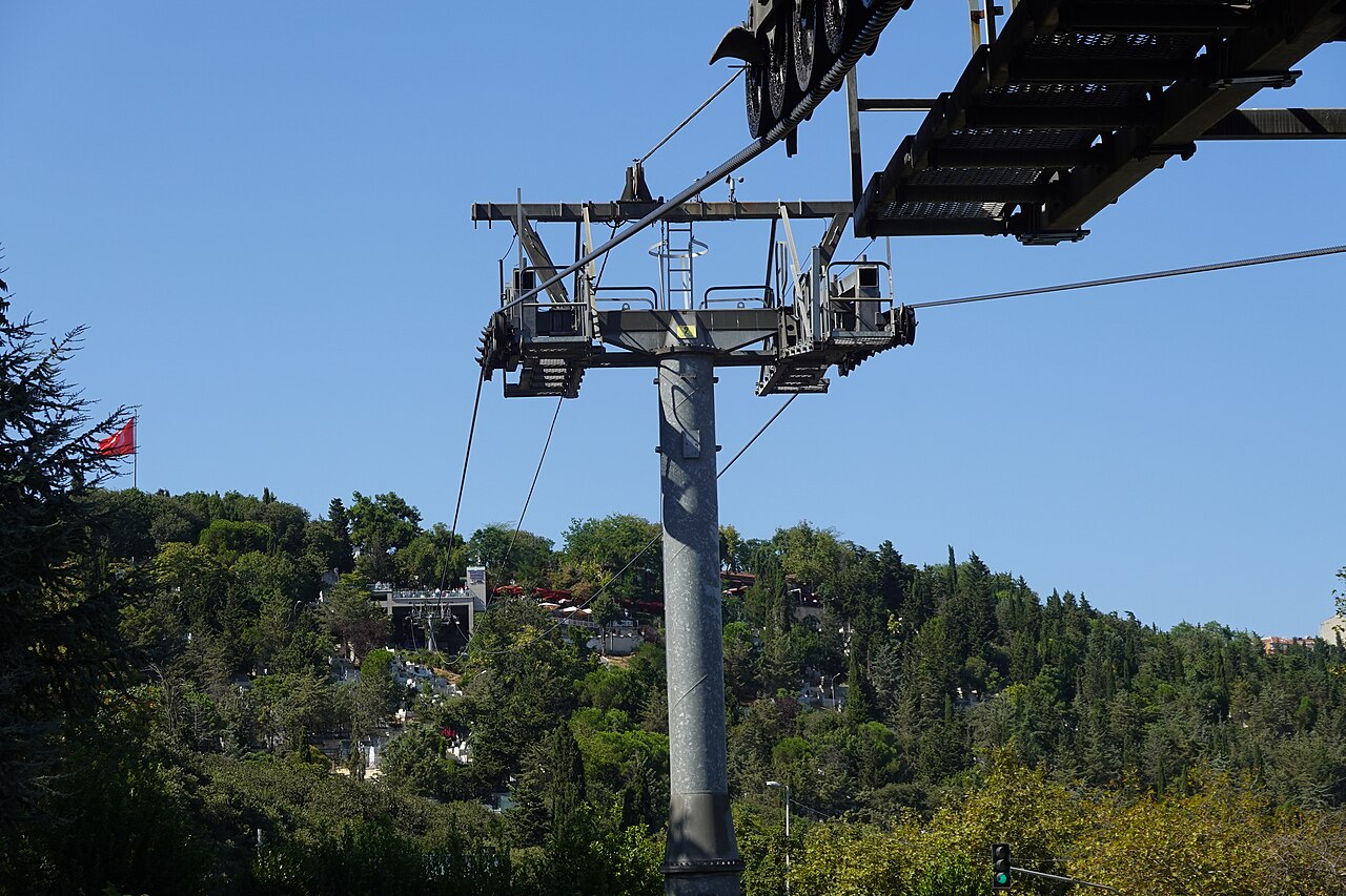 Pylône du téléphérique d'Eyüp au-dessus de la colline