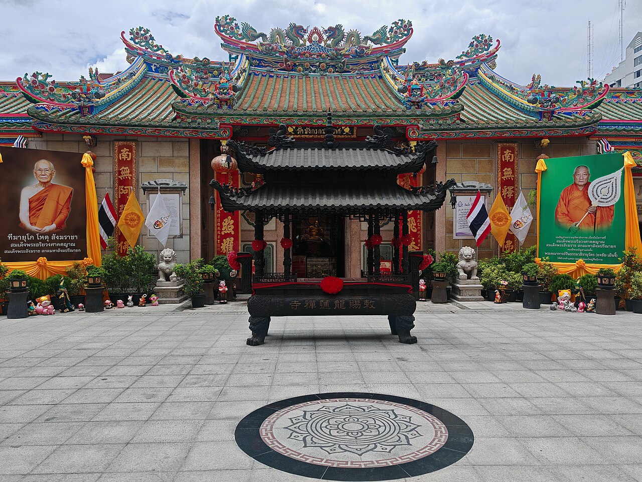 La façade du Wat Mangkon Kamalawat, temple bouddhiste chinois de Yaowarat