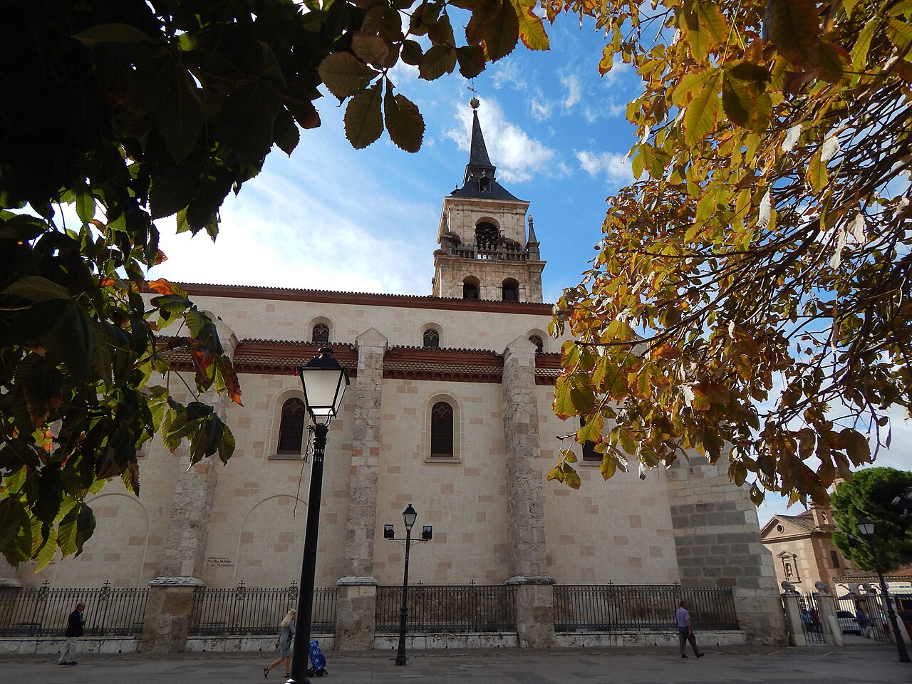 La tour de la cathédrale Magistral d'Alcalá de Henares