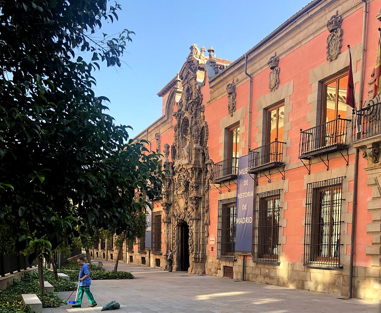 La façade baroque du musée d'histoire de Madrid, calle Fuencarral