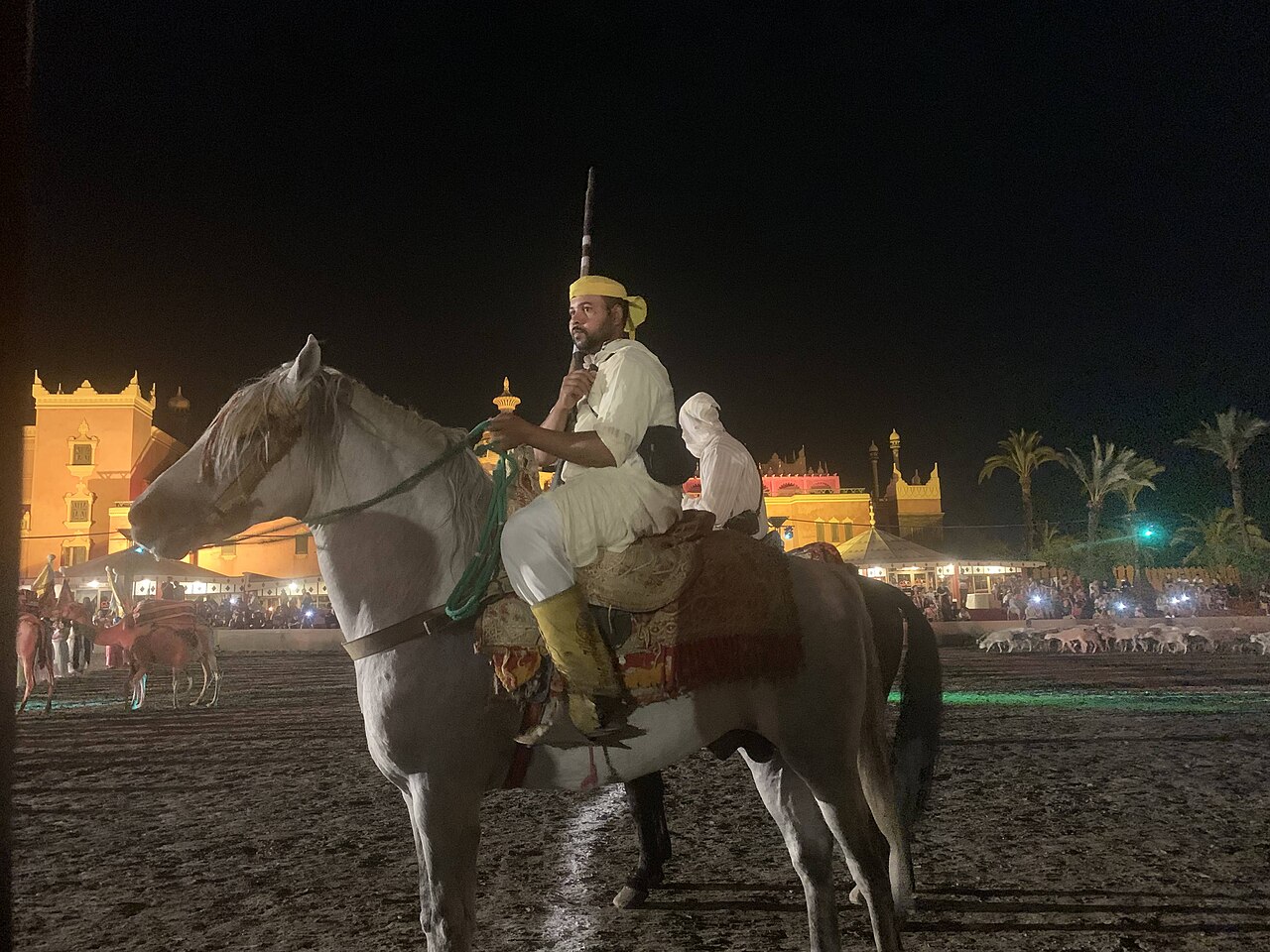 Un cavalier de fantasia dans l'arène de Chez Ali, le soir