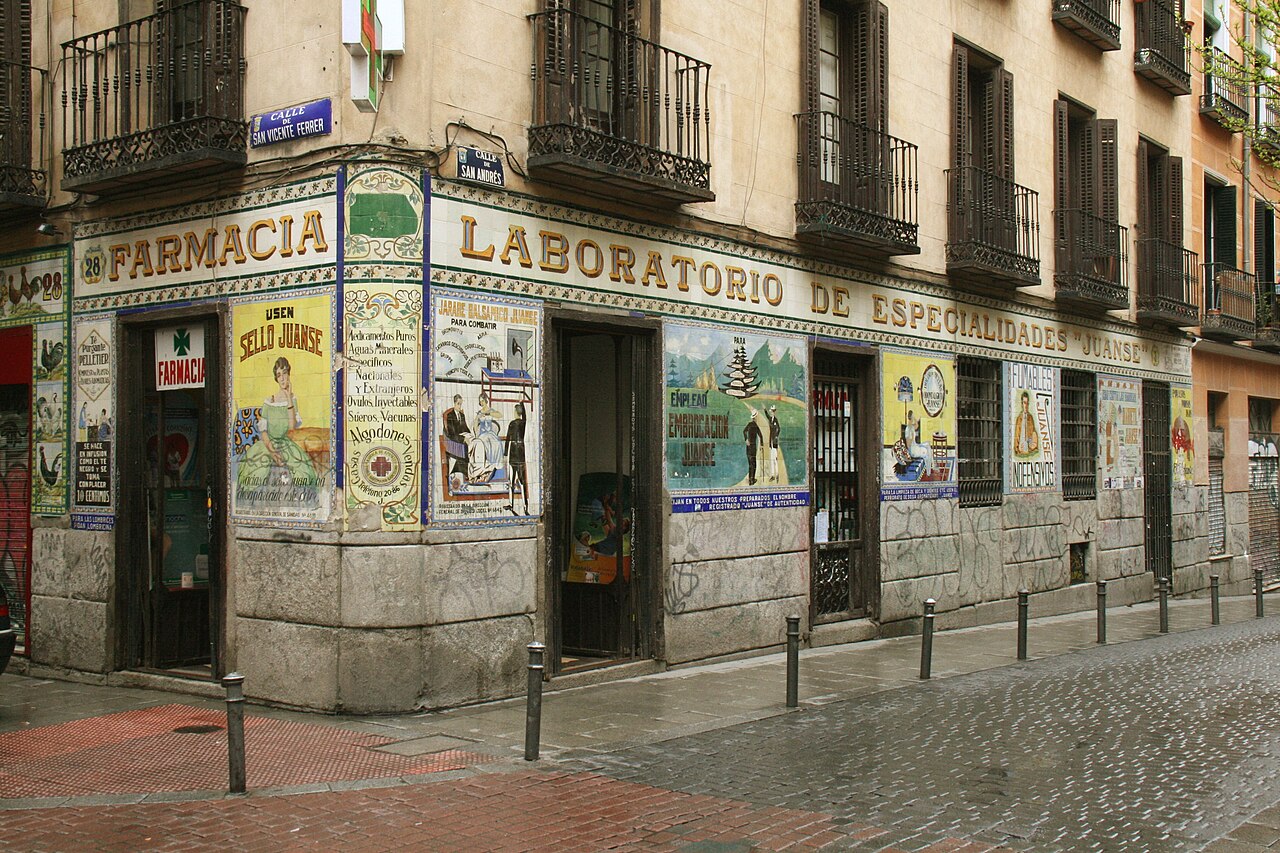 La façade en azulejos de l'ancienne Farmacia Juanse, à Malasaña