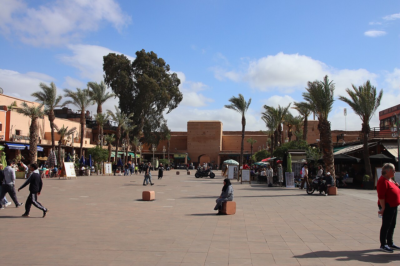 Place des Ferblantiers : lanternes et terrasses près du palais El Badi