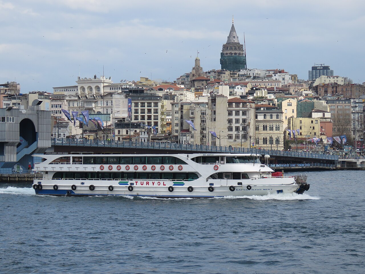 Ferry passant devant le pont de Galata et la tour de Galata