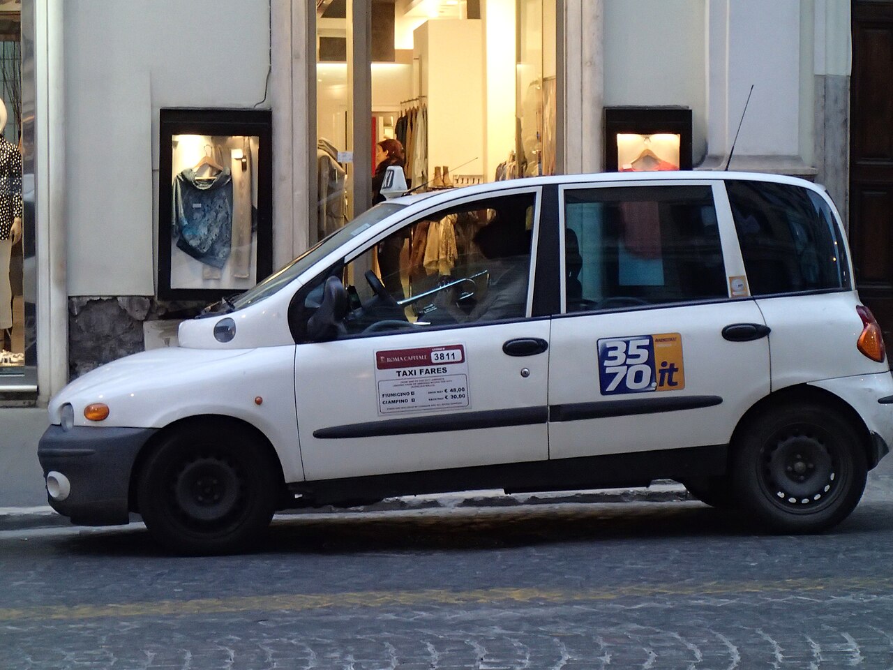 Taxi bianco ufficiale di Roma