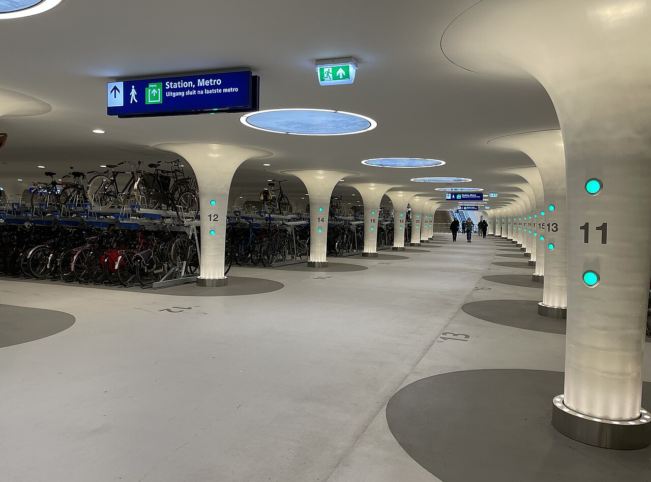 Gare centrale d'Amsterdam (Centraal) : architecture, services et accès