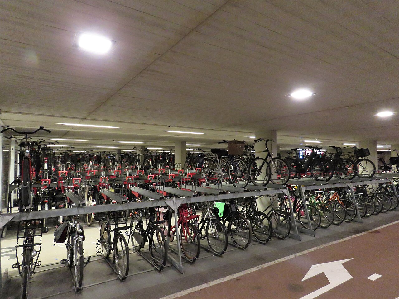 Filas de bicicletas en el aparcamiento subterráneo del Stationsplein de Utrecht