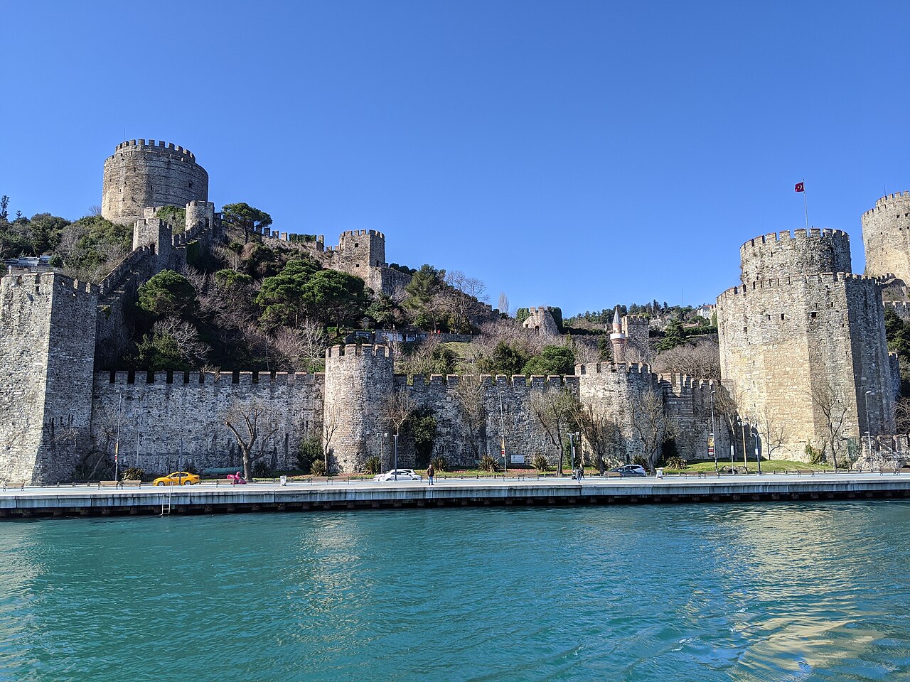 La forteresse de Rumeli Hisarı vue depuis un bateau sur le Bosphore