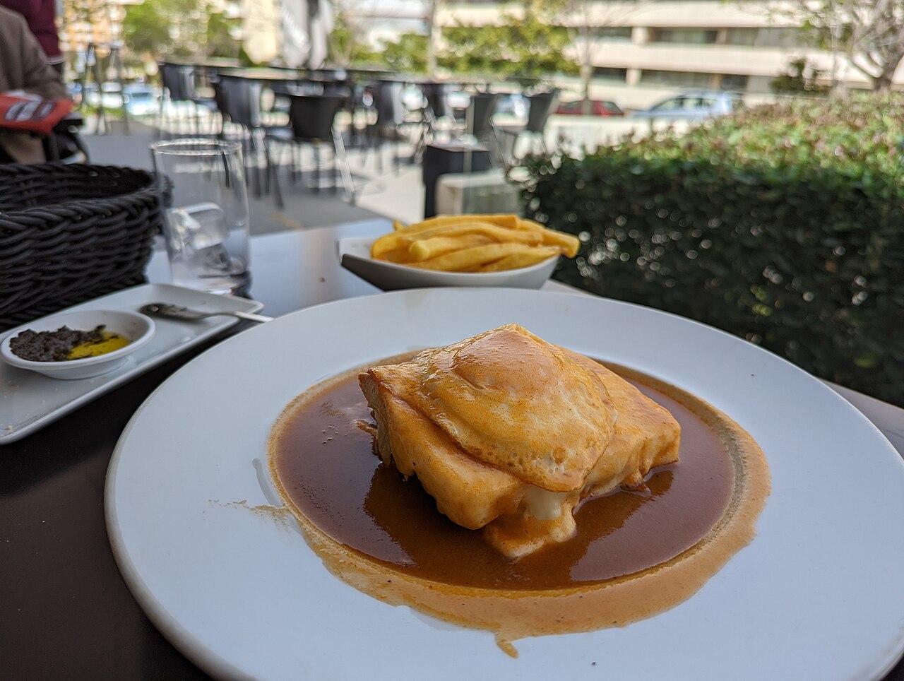 Francesinha servida con patatas fritas