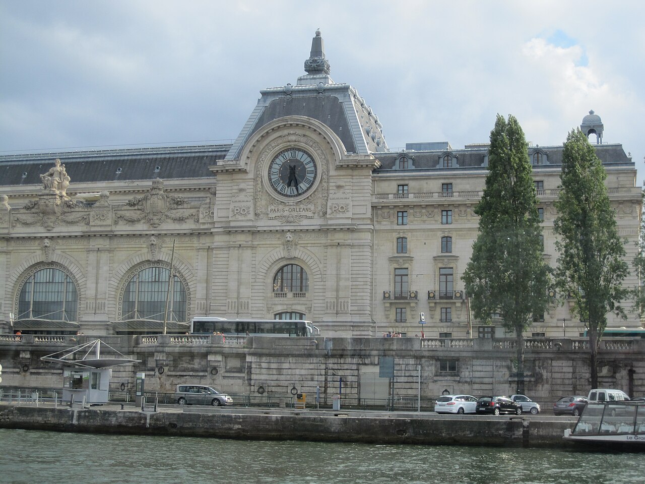 La façade du musée d'Orsay depuis la Seine
