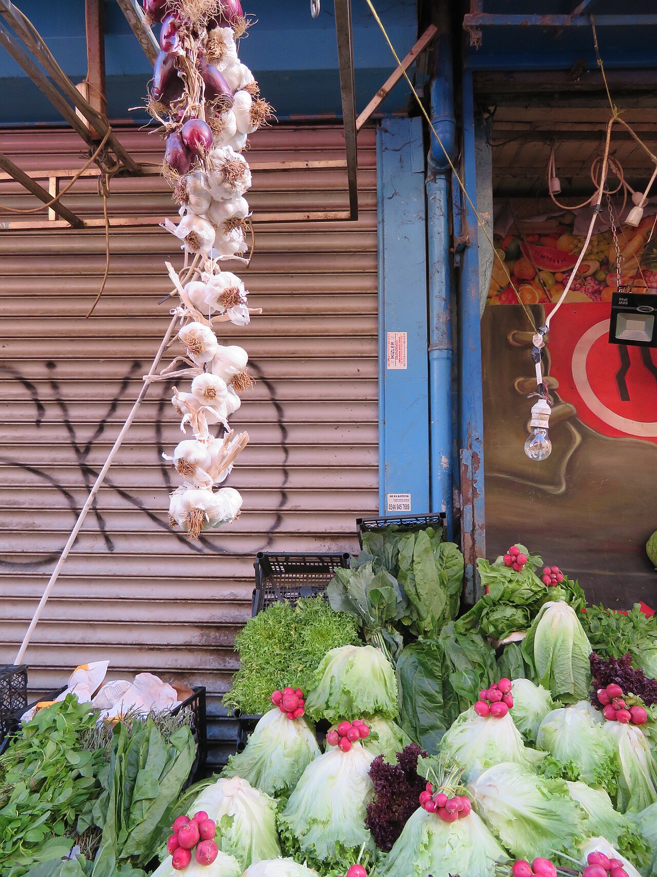 Ail et légumes sur un étal de Kadıköy